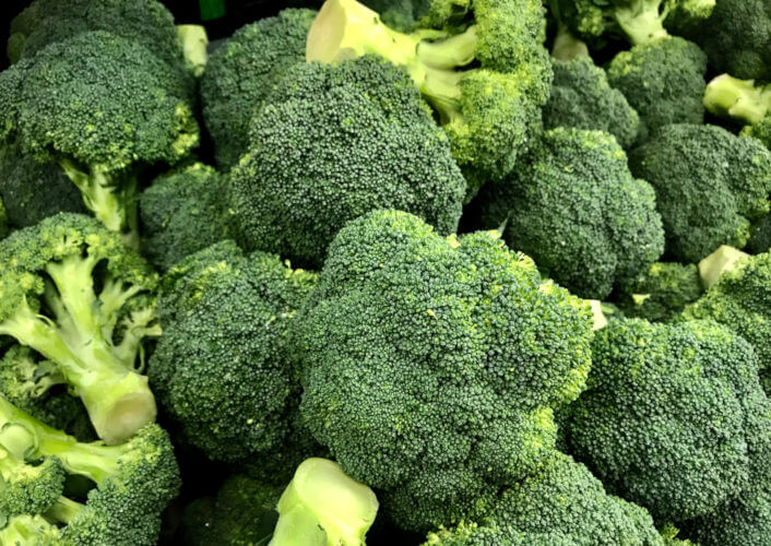 O brócolis é uma hortaliça com alto valor nutritivo, além de apresentar propriedades antivirais, antibacterianas e anticancerígenas.