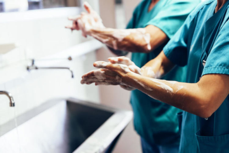 Medidas básicas de higiene, como lavar as mãos, contribuem para evitar infecções hospitalares.