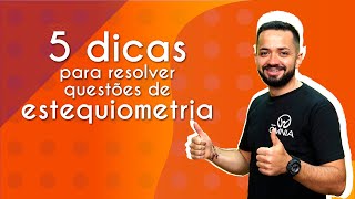 "5 dicas para resolver questões de estequiometria" escrito sobre fundo alaranjado ao lado da imagem do professor