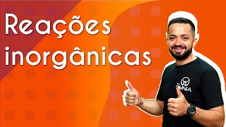 "Reações inorgânicas" escrito sobre fundo alaranjado ao lado da imagem do professor
