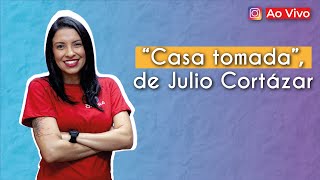 ""Casa tomada", de Julio Cortázar" escrito sobre fundo azul e roxo ao lado da imagem da professora