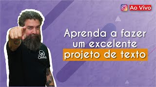 "Aprenda a fazer um excelente projeto de texto" escrito sobre fundo roxo ao lado da imagem do professor
