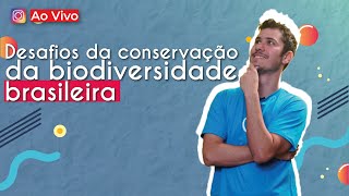 "Desafios da conservação da biodiversidade brasileira" escrito sobre fundo cinza ao lado da imagem do professor