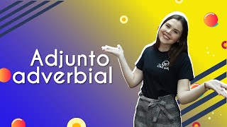 Professora ao lado do texto"Adjunto adverbial".