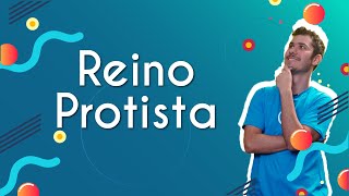 Professor ao lado do escrito "Reino Protista".