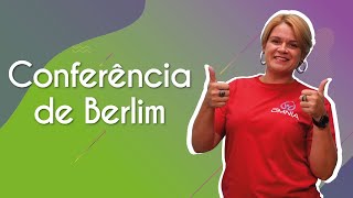 Professora ao lado do texto"Conferência de Berlim: Partilha da África".