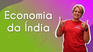 Professora ao lado do texto"Economia da Índia".
