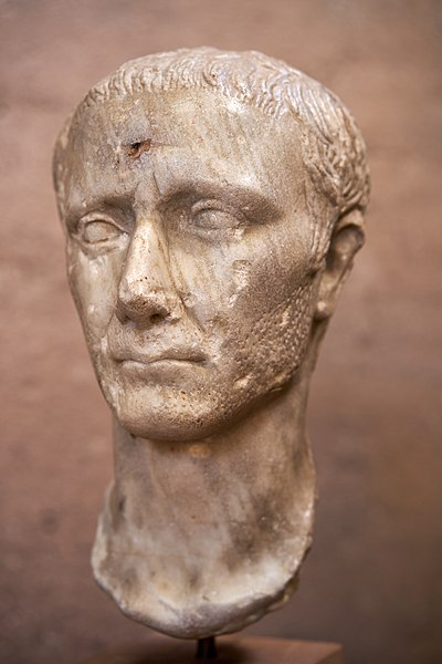Júlio César propôs o Primeiro Triunvirato para Crasso e Pompeu, na tentativa de obter poder político.