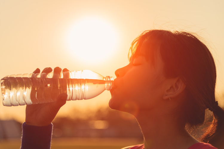 Beber água em dias quentes é fundamental para evitar a desidratação e a hipertermia.