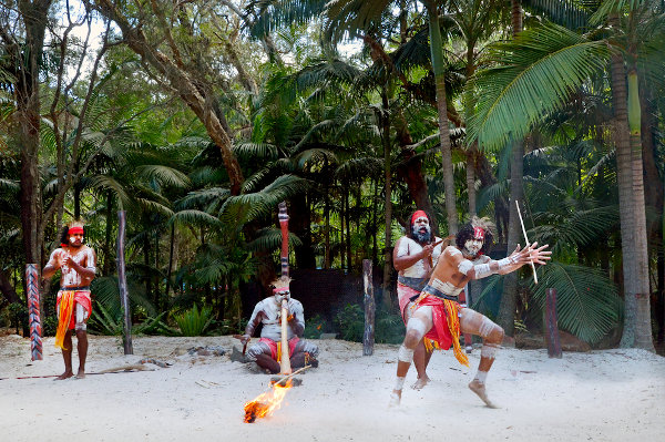 Grupo aborígene Yugambeh durante apresentação de dança em Queensland, na Austrália.