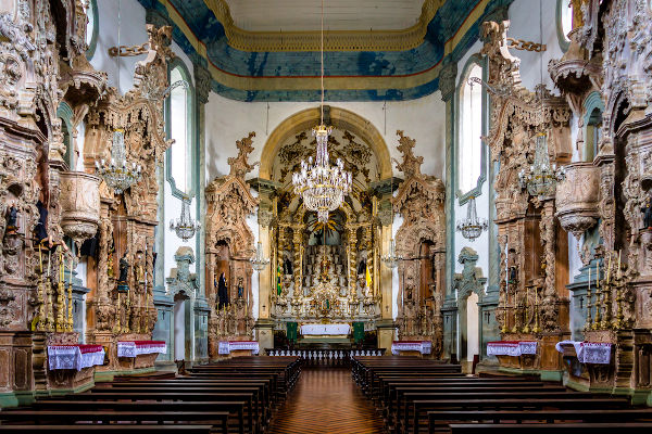 Decoração do interior da Igreja de São Francisco de Assis, em São João del-Rei, uma obra de Aleijadinho. [1]