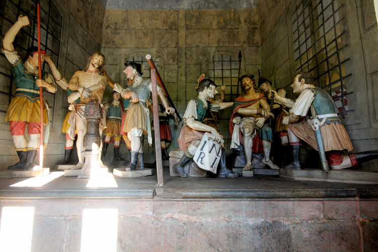 Esculturas presentes no Santuário do Bom Jesus de Matosinhos que contam a Paixão de Cristo.[2]