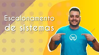 "Escalonamento de Sistemas" escrito sobre fundo amarelo ao lado da imagem do professor