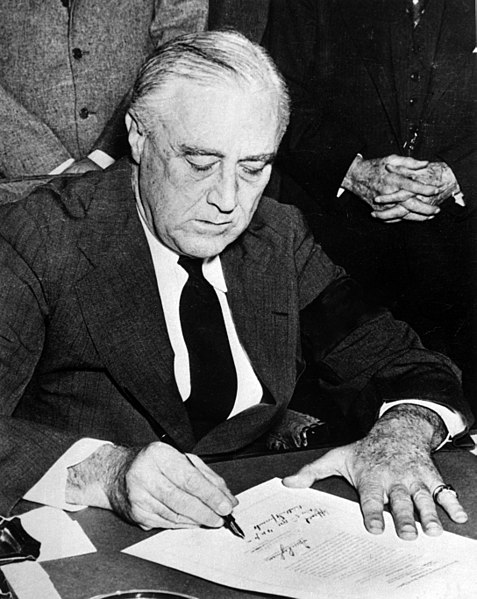 O presidente norte-americano Franklin Delano Roosevelt assinando a declaração de guerra contra o Japão logo após o ataque a Pearl Harbor. 