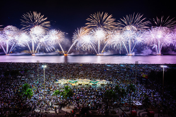 Praia de Copacabana, no Rio de Janeiro, tem a principal comemoração do Brasil. [2]
