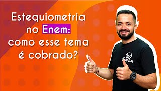 "Estequiometria no Enem: como esse tema é cobrado?" escrito sobre fundo alaranjado ao lado da imagem do professor