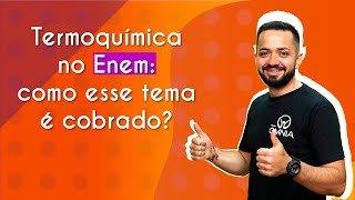 "Termoquímica no Enem: como esse tema é cobrado?" escrito sobre fundo alaranjado ao lado da imagem do professor