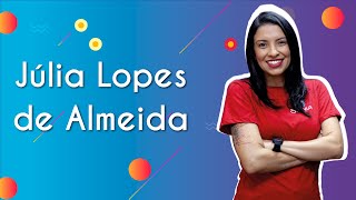 Professora ao lado do texto"Júlia Lopes de Almeida"