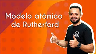 Professor ao lado do texto"Modelo atômico de Rutherford"