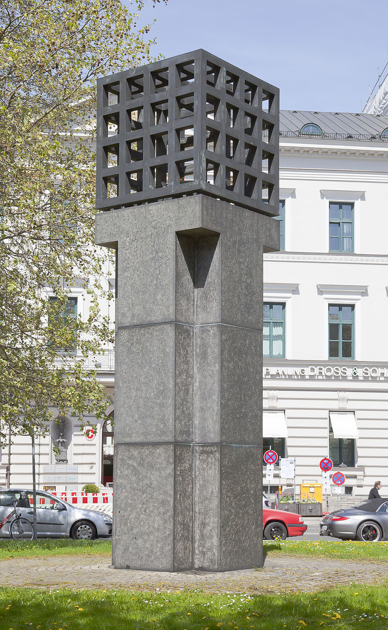 Monumento às vítimas do nazismo erigido em Munique, na Alemanha.[1]