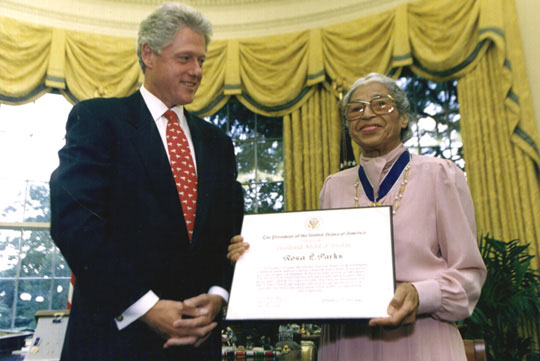 Rosa Parks sendo homenageada pelo presidente norte-americano Bill Clinton. 