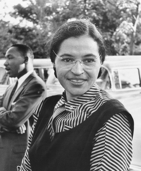 A resistência de Rosa Parks contra a segregação racial motivou outros negros a também participarem da luta pelos direitos civis, como Martin Luther King (ao fundo).