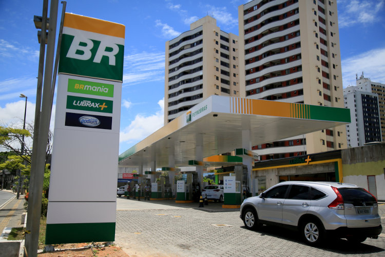 Posto BR em Salvador, Bahia. Uma das formas da Petrobras de geração de emprego e renda. [4]