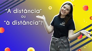 "“a distância” ou “à distância”?" escrito sobre fundo azul e amarelo ao lado da imagem da professora