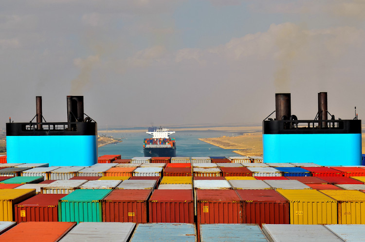 Milhares de navios com cargas valiosas atravessam anualmente o Canal de Suez.