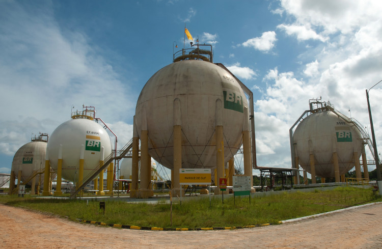 Refinaria de gás liquefeito de petróleo (GLP) em Coari, Amazonas.[2]