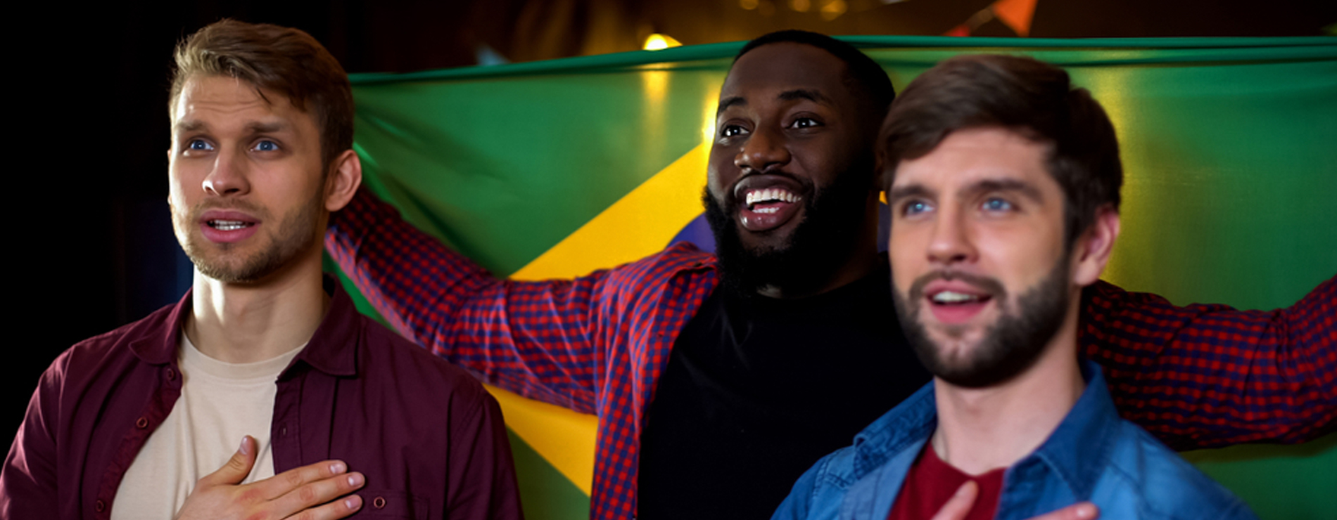 Homens cantando hino nacional