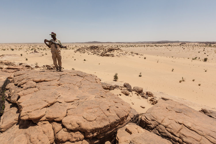 Guarda militar no Deserto do Saara, na fronteira entre Líbia e Níger.[1]
