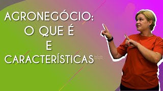 Professora ao lado do texto"Agronegócio: o que é e características"