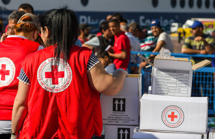 A Cruz Vermelha está presente em vários países, ajudando aqueles que sofrem por causa de conflitos armados. [1]
