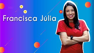 Professora ao lado do texto"Francisca Júlia"
