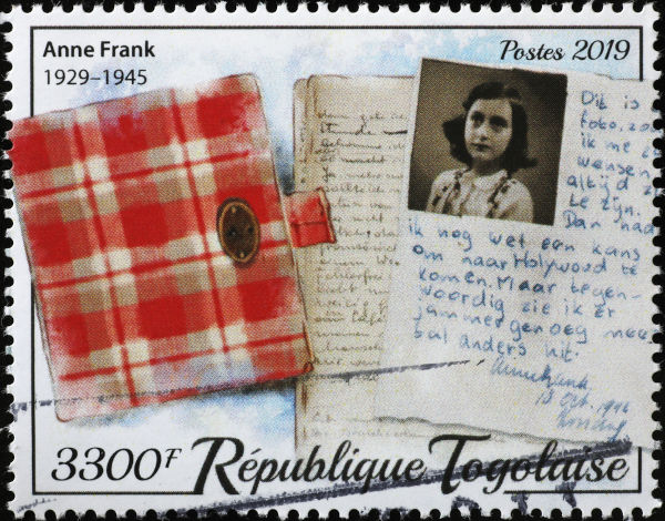 Selo que recorda os 90 anos de nascimento de Anne Frank, autora do diário que relata a perseguição nazista à sua família, na década de 1940. [1]