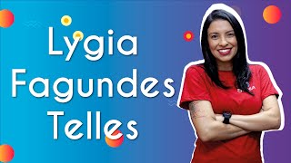 Professora ao lado do texto"Lygia Fagundes Telles"