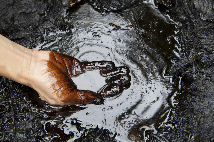 O petróleo, por ser uma mistura de hidrocarbonetos, não se mistura com a água.