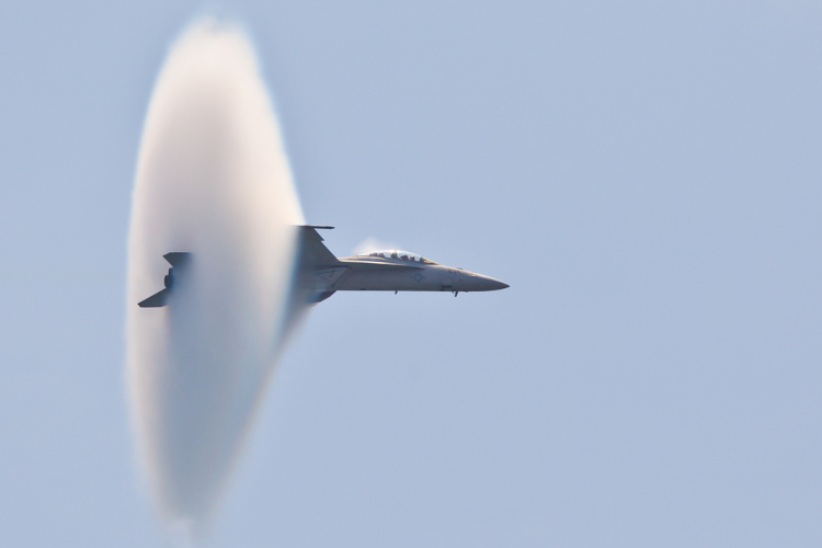  Imagem de um avião ultrapassando a barreira do som.
