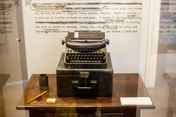 Máquina de escrever do escritor Guimarães Rosa. [1]
