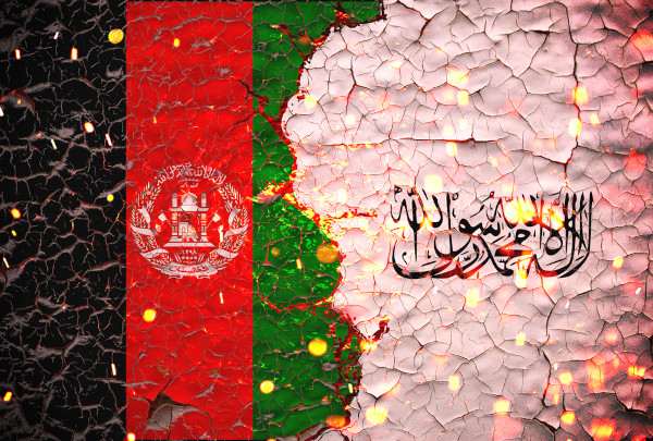 À esquerda, a bandeira do Afeganistão e, à direita, a do Talibã.