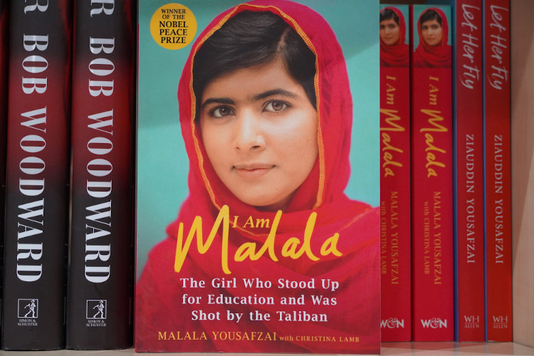 Capa do livro “Eu sou Malala” na edição em língua inglesa “I am Malala”.