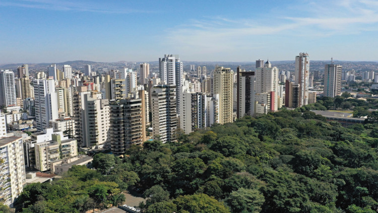 Imagem aérea de Goiânia mostrando diversas árvores próximas a prédios.