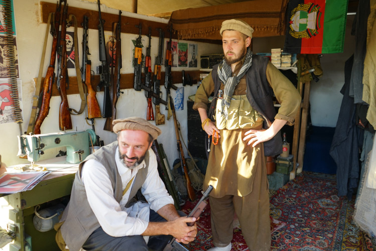 Integrantes do Talibã exibindo suas armas. [1]