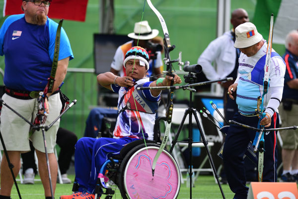 Hanreuchai Netsiri, arqueiro paralímpico, em ação durante as competições de tiro com arco nos Jogos Paralímpicos do Rio da Janeiro. [2]
