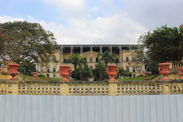 Foto de frente do Museu Nacional em reconstrução.