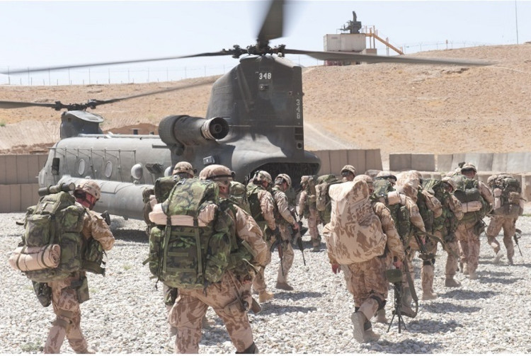 Soldados estadunidenses se retirando do Afeganistão.