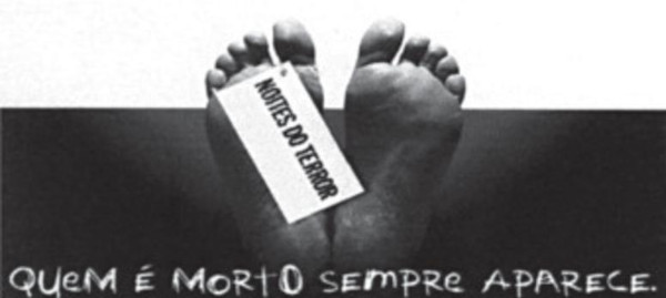 Anúncio com etiqueta em que se lê “Noites do Terror” pendurada em um pé humano, simulando um necrotério.
