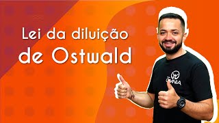 Professor ao lado do texto"Lei da diluição de Ostwald"
