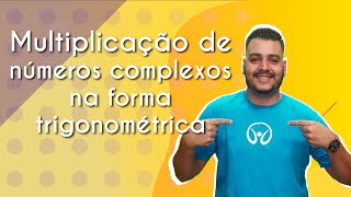 Professor ao lado do texto"Multiplicação de números complexos na forma trigonométrica"